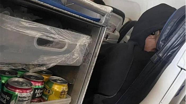 Пассажир сделал снимок попутчика в самолете и напугал пользователей Сети