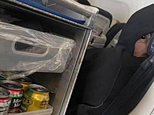 Пассажир сделал снимок попутчика в самолете и напугал пользователей Сети