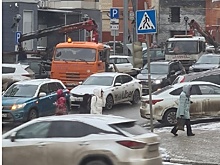 Машины нижегородцев эвакуируют с парковки для инвалидов у ТЦ «Этажи»