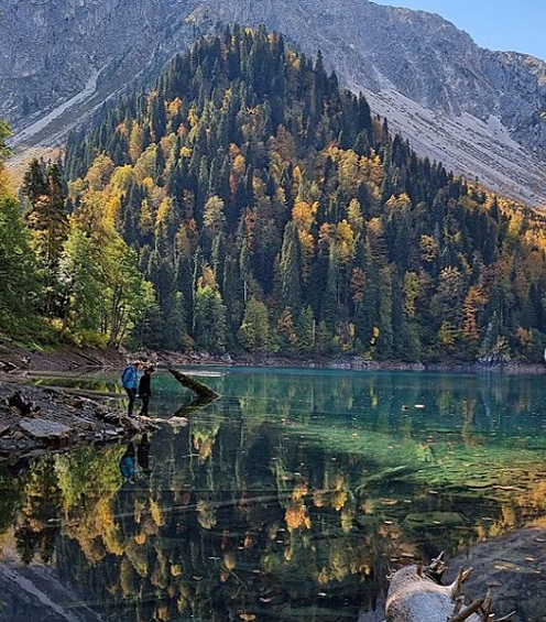 К озеру Малая Рица не так легко подойти. Придется пройти пешком по завораживающему осеннему лесу. Но это того стоит - туристам вдруг открывается вид на живописное озеро с прозрачной водой посреди леса и гор. Говорят, здесь так тихо, безлюдно и красиво, что дух захватывает.