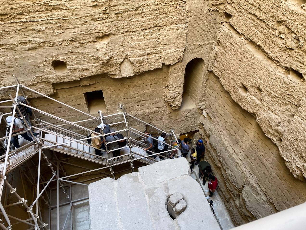 Ученые вскрыли гробницу, которой около 400 лет