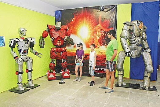 Единственная в России коллекция действующих моделей роботов из кинофильмов представлена на выставке в Тольятти