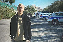 Российский футболист Кокорин сфотографировался возле кипрских полицейских машин