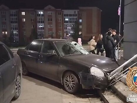 Водитель в Башкирии насмерть сбил на переходе женщину и врезался в магазин