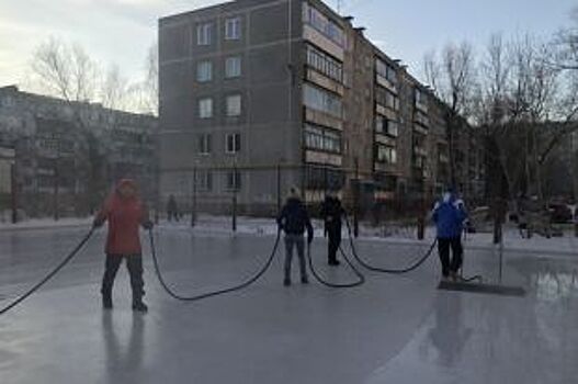 Во дворах Челябинска заливают хоккейные ледовые площадки