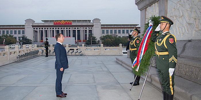 Дмитрий Медведев возложил венок к Памятнику павшим народным героям
