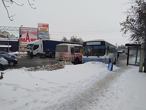 В Челябинске рейсовый автобус снес дорожный знак после ДТП с фурой