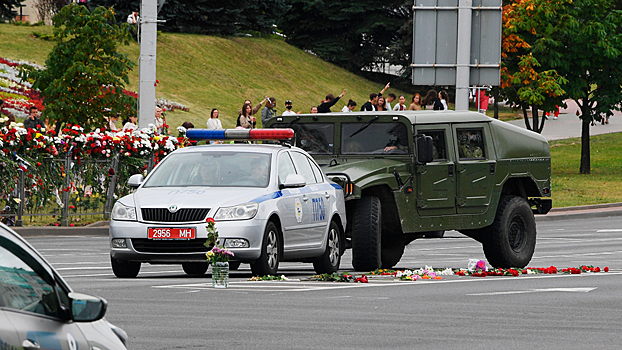 В центр Минска выдвинулись спецтехника и военные грузовики