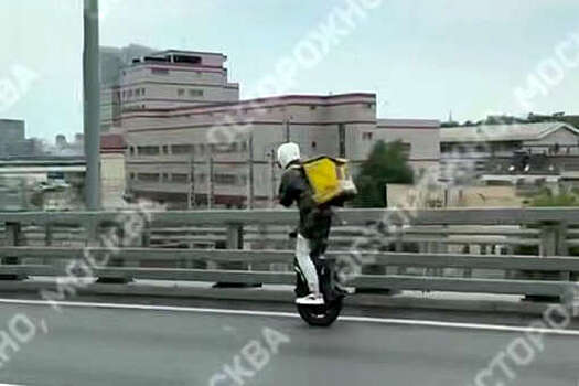 В Москве на видео попало, как курьер ехал по ТТК на моноколесе