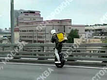 В Москве на видео попало, как курьер ехал по ТТК на моноколесе