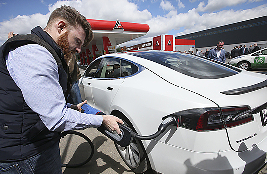 «Коммерсантъ»: в правительстве предложили обязать АЗС дополнительно устанавливать зарядки для электромобилей