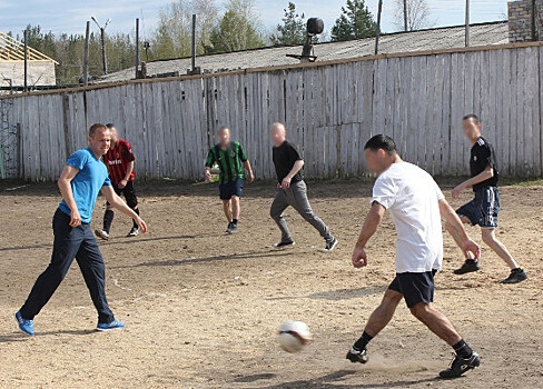 Анюков сыграл в футбол с осуждёнными колонии