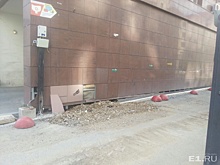 На Хохрякова закопали яму, которая перекрыла жильцам многоэтажек единственный выезд из двора