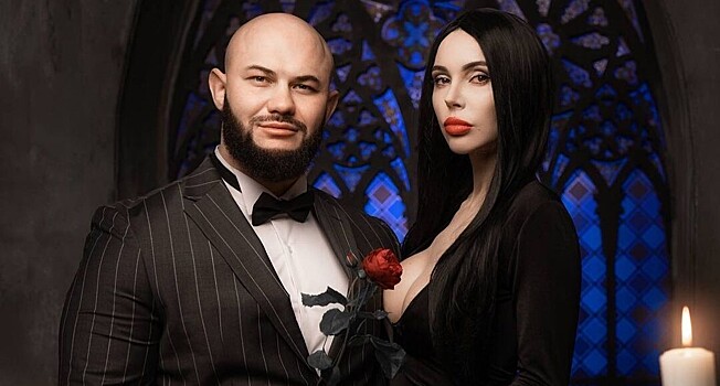 Хейли Бибер косплеит Бритни Спирс, а Джиган — Гомеса Аддамса: как звезды отметили Хэллоуин