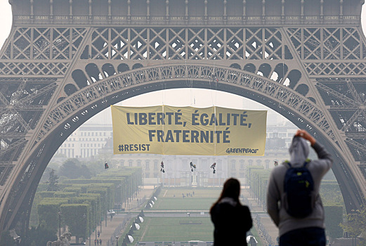 Greenpeace повесила на Эйфелевой башне плакат против Ле Пен