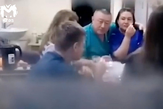Власти поручили разобраться с «корпоративом» врачей в российской больнице