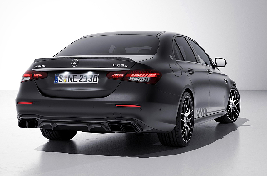 Техника прежняя: наддувный бензиновый V8 объёмом 4,0 литра и мощностью 612 лошадиных сил совмещён с девятиступенчатым автоматом, привод полный. 25 машин получат правый руль, ещё 25 — левый