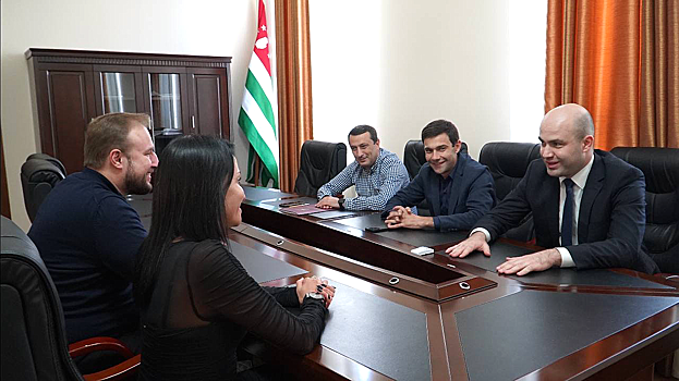 Анастасия Удальцова в рамках рабочего визита в Республику Абхазия встретилась со спикером Народного Собрания Лашей Ашуба