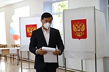 Глава Калмыкии Бату Хасиков проголосовал в родном городе