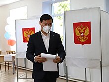 Глава Калмыкии Бату Хасиков проголосовал в родном городе