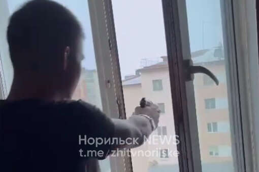 В Норильске двое молодых людей напились и устроили стрельбу из окна