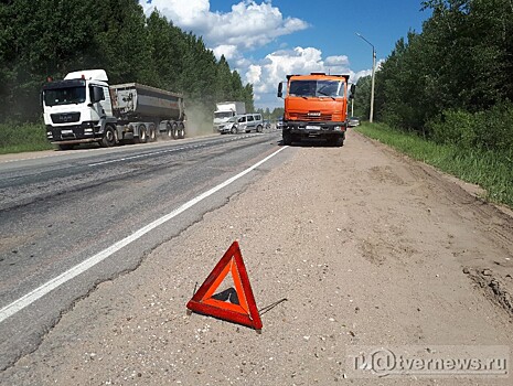 Под Тверью груженый Камаз протаранил "Ладу": водители дают противоречивые показания