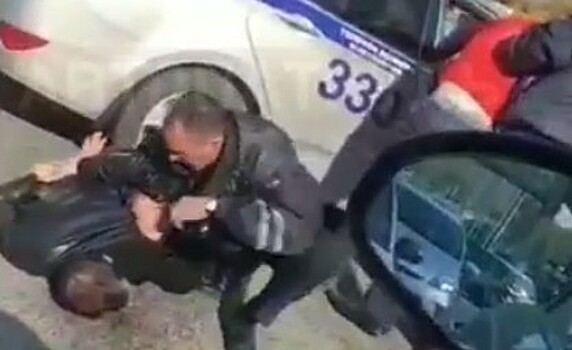 Во Владивостоке полицейские жёстко задержали лихача на авто