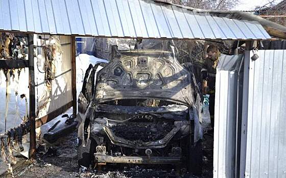 В Рязанской области рядом с домом сгорел автомобиль