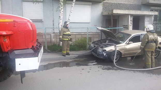 «У водителя признаки опьянения»: Toyota врезалась в 8 машин во дворе и перевернулась