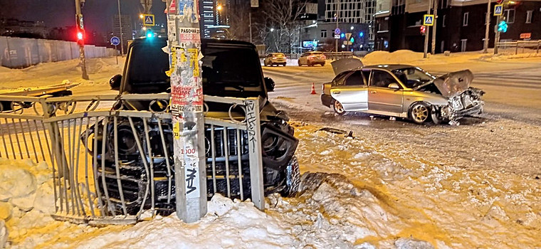 В Екатеринбурге таксист с пассажирами попал в лобовое ДТП с «Гелендвагеном»
