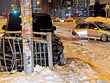 В Екатеринбурге таксист с пассажирами попал в лобовое ДТП с «Гелендвагеном»