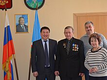 Глава района поздравил ветерана геологии Оймяконья