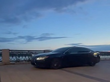 Треш-стример в тонированном Lexus проехал по набережной в Новосибирске
