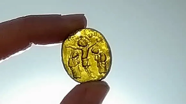 Найдено редкое стеклянное украшение XIII века с Христом