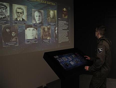 Елена Цунаева открыла выставку "Имена из солдатских медальонов"