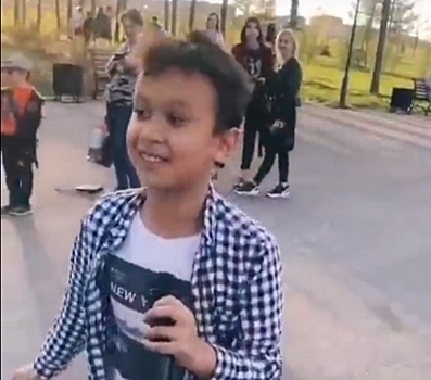 Стоял и пел на улице: десятилетний мальчик из Магнитогорска &ldquo;взорвал&rdquo; Tik-Tok