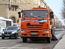 На улицах Волгограда поливомоечные машины начали влажную уборку