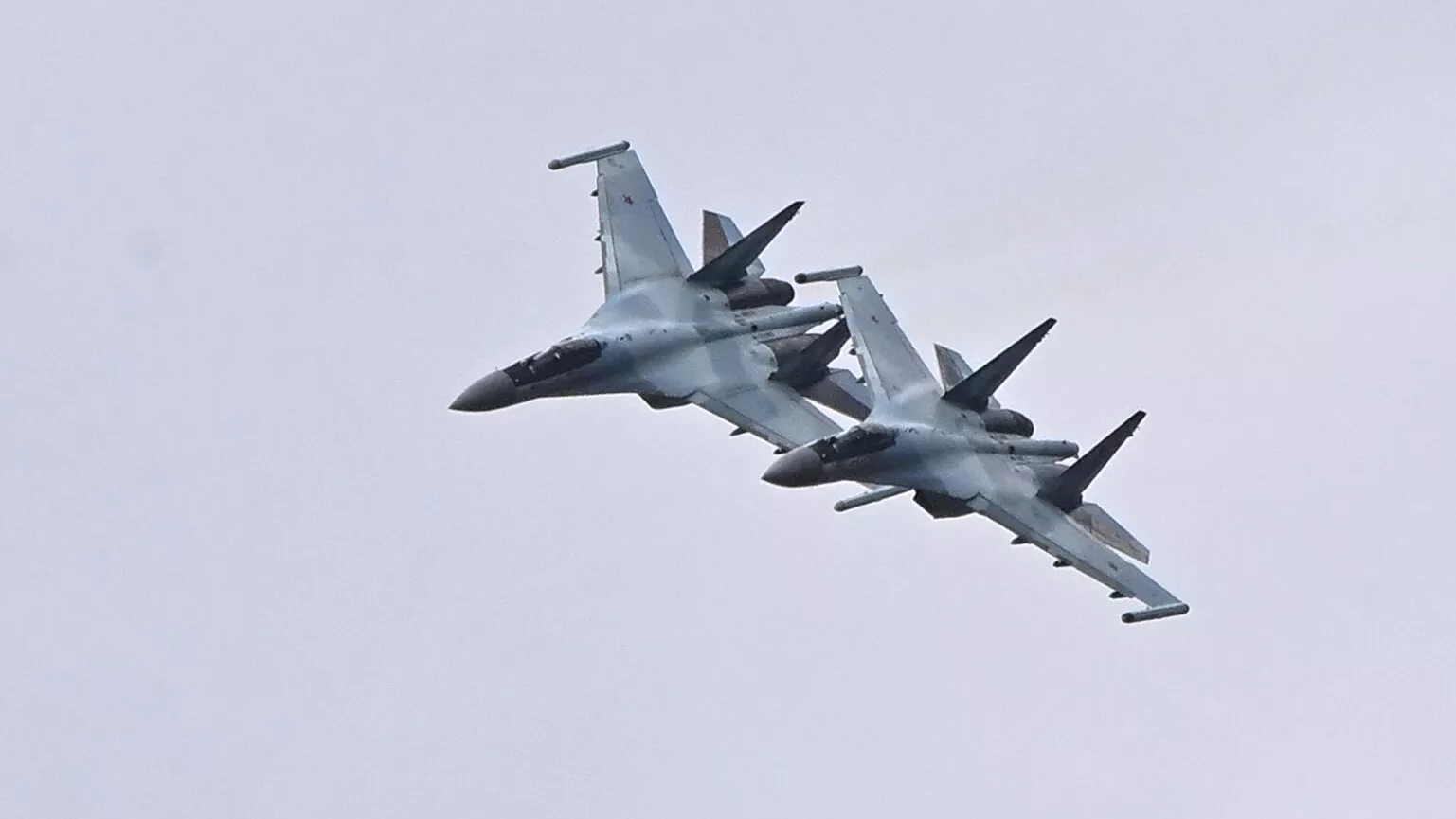 Стало известно, как российские Су-35С прижимают к земле F-16 и Mirage