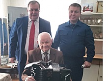 Баян для ветерана: 99-летнему жителю Красносулинского района подарили новый музыкальный инструмент