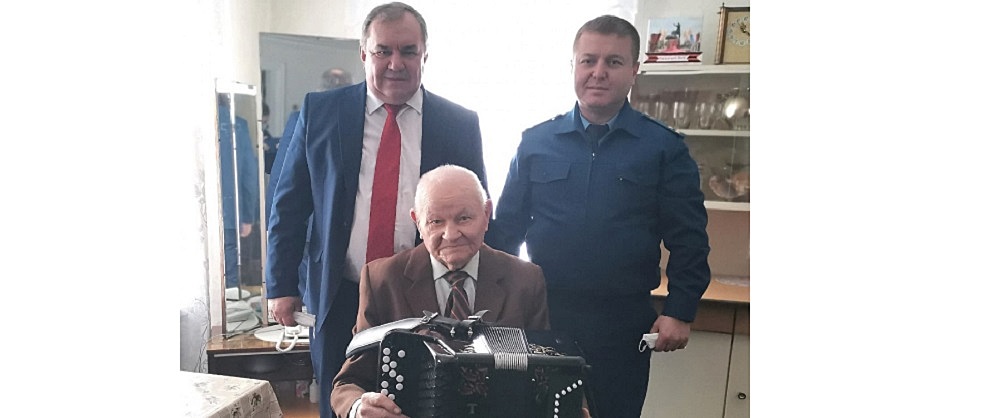 Баян для ветерана: 99-летнему жителю Красносулинского района подарили новый музыкальный инструмент