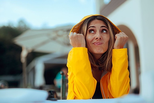 Одесситка эмоционально отреагировала на летящий по улице русский дрон