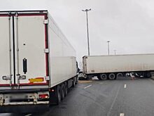 Две фуры раздавили легковушку в Петербурге