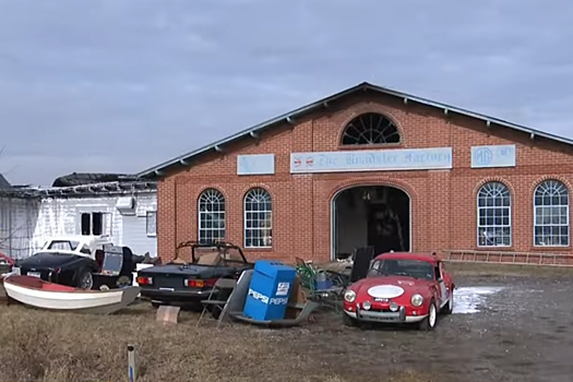 Пожар уничтожил фабрику запчастей для старинных спорткаров