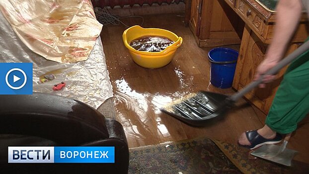 Сбивавшие сосульки коммунальщики устроили потоп в воронежской многоэтажке