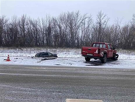 Водитель Mazda столкнул в кювет другую легковушку в Самарской области