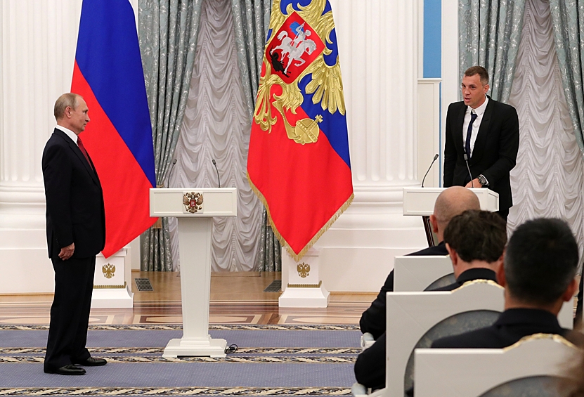 «Заслуженную награду получит капитан сборной России, вратарь Игорь Владимирович Акинфеев. Он не раз спасал ситуацию на поле, сам определял, по сути, исход матча. Момент, когда, а главное - как, на недавнем чемпионате он отбил последний пенальти, думаю, станет легендой и нашего, и мирового футбола», - сказал президент. 