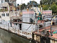 Водитель и пассажир катера пропали после того, как их судно протаранил буксировочный тягач
