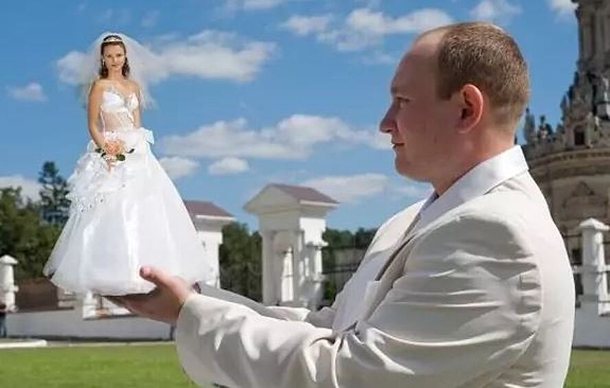 Кому только пришла в голову такая идея, что жених держит уменьшенную невесту в своих руках! 