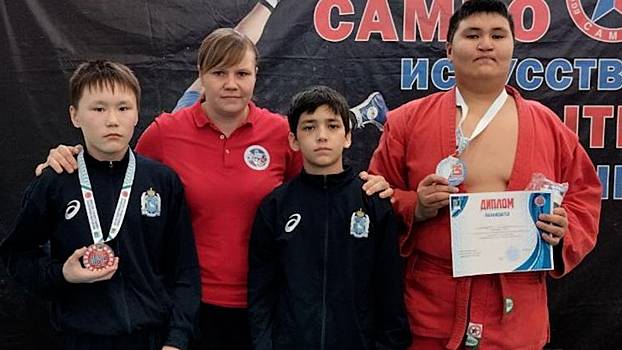 Ямальские самбисты взяли две медали регионального турнира