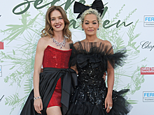 Рита Ора пришла на благотворительный вечер Натальи Водяновой с бантом на голове, а Эльза Хоск — в платье невесты